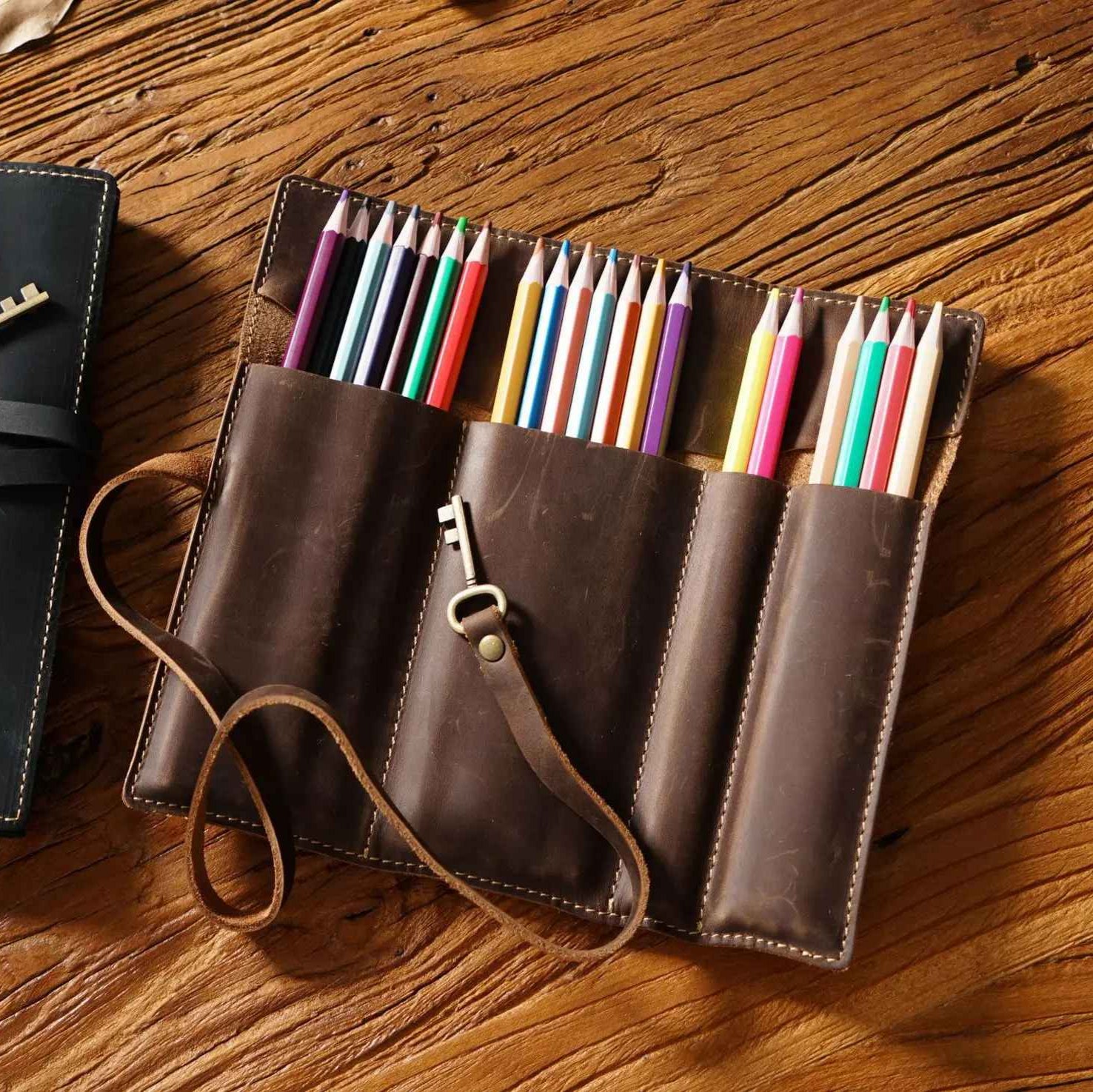 THE SADDLE – FULL GRAIN LEATHER PENCIL ROLL